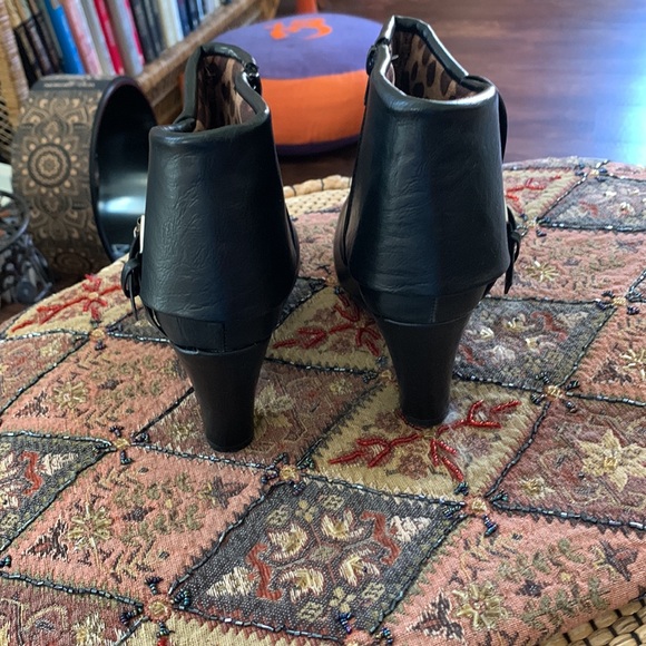 Super comfy black half boot. 7 wide - Picture 5 of 7